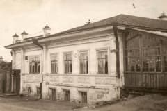 Нижний Тагил. В 1920 году был открыт первый детский сад. Он находился в национализированном доме, а позже – переведен в каменное большое здание (бывший дом Перетрутова).