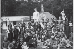 Снимок из семейного архива Надежды Зятьковой. Дата – 1949 год. Пионерский лагерь треста Тагилстрой на Ключиках. Нина Савина в нижнем ряду крайняя слева.