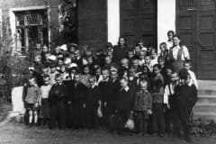 Нижний Тагил. Учащиеся начальной школы № 18 с учителями перед зданием школы. В верхнем ряду в центре учительница Сидорова К.А. 1954 год.