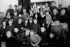 Нижний Тагил, Ученики 3-го класса начальной школы № 12 с преподавателем. 1937 год (Фотография из личного архива Л.Н. Гавриловой) Фото из фондов архива НТГИА.