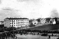 Нижний Тагил. Слева на фото ул. К-Маркса. Площадь перед современной гостиницей "Северный Урал"