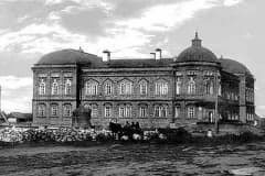 Здание земского училища по улице Этапной (Липовый тракт) построено в 1910 году,  Было построено Верхотурской уездной земской управой при активном содействии тагильских купцов и предпринимателей.