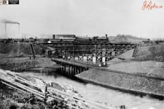 Тагильский завод-посёлок. Танк-паровоз на железнодорожном мосту у Выйского завода. 1909 год.