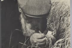 1-P.P.Bazhov-na-pole-raskurivaet-papirosu-samokrutku-1940-e-g.Foto-Rjabinin-Boris-Stepanovich.Arhiv-Obedinennyj-muzej-pisatelej-Urala-kopija