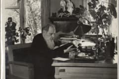 1-P.P.Bazhov-za-pismennym-stolom-1950-g.-Foto-Ozerskij-M.-Arhiv-Obedinennyj-muzej-pisatelej-Urala.-kopija