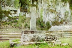 Чусовая.  Каменный крест, поставленный на берегу против камня Писаного в память Демидова. 1912 год.
