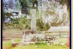 Оригинал снимка.  Чусовая.  Каменный крест, поставленный на берегу против камня Писаного в память Демидова. 1912 год.