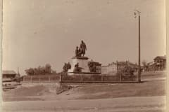 Памятник Демидову в Тагильском заводе. Фото С. М. Прокудин-Горский 1909 год.