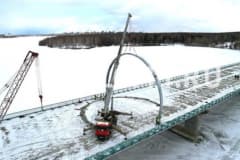 Строительство моста через Нижнетагильский пруд, 30.03.2022 г.  Установка световых арок .