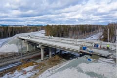Строительство моста через Нижнетагильский пруд,  5.04.2022 г. Фото Илья Колесов.