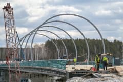 Строительство моста через Нижнетагильский пруд,  5.04.2022 г.  Фото Илья Колесов.