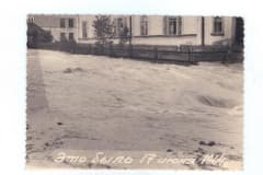 Посёлок Висим 17 июня 1964 г, весь центр посёлка был затоплен и вода через парк шла в Висимку. Фотоархив Людмила Нагимова (Неруш).