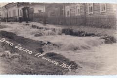 Посёлок Висим 17 июня 1964 г, прорвало плотину и вода хлынула из пруда. От поликлиники вниз... Фотоархив Людмила Нагимова (Неруш).
