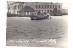 Посёлок Висим 17 июня 1964 г, прорвало плотину и вода хлынула из пруда. Школа. Фотоархив Людмила Нагимова (Неруш).