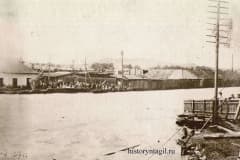 Снесло зеленый мост у проходной завода им. Куйбышева и вместе с ним уплыли тысячи пудов чугуна и накладок. Фото. Остатки моста после наводнения 1927 года.