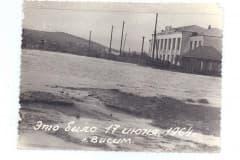 Посёлок Висим 17 июня 1964 г, прорвало плотину и вода хлынула из пруда. Школа. Это длилось три дня. Фотоархив Людмила Нагимова (Неруш).