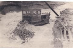 Посёлок Висим 17 июня 1964 г, прорвало плотину и вода хлынула из пруда. За ночь трактор утащило метров на 50, и уронило на бок. Фотоархив Людмила Нагимова (Неруш).