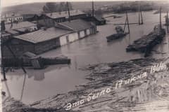Посёлок Висим 17 июня 1964 г, прорвало плотину и вода хлынула из пруда. Затопила пекарку, промкомбинат, вода бурлила по площади перед школой. Поселок был разделен на 3 части. Фотоархив Людмила Нагимова (Неруш).