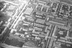 Нижний Тагил. Вид на центр города с высоты, 1960-е годы. Школа №32 пр. Строителей. Фотография из архива Нижнетагильского авиационно-спортивного клуба.