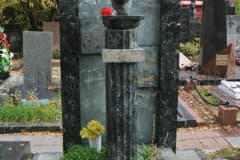 Мелентьев Юрий Серафимович (25.04.1932-19.12.1997). Похоронен на Новодевичьем кладбище Москвы.