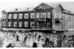 Нижний Тагил  Первое здание  школы № 25 на Руше 1939 год. Только в 1941 году досталось ей новое здание в посёлке Старатель. Фото из архива НТИИМ.