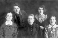 Нижний Тагил  Первые учителя школы в доме отдыха Руш 1939 год. Фото из архива НТИИ.