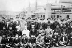 Рабочие и служащие Висимо-Шайтанского завода. Фото 1900 год.