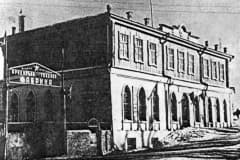 Здание заводоуправления и транспортная проходная Черноисточинской прядильно-ткацкой фабрики. Фото 1950-х гг.