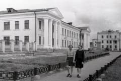 Школа №56 в Тагилстроевском районе г. Нижнего Тагила. 1950 г. Фото Государственного Архива Свердловской Области.