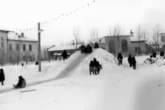 Нижний Тагил Рудник. Горка, на заднем плане дом на ул Кольцова, 25. Еще нет гастронома, примерно 1960 г.. Фото из архива Татьяны Герасимовой.