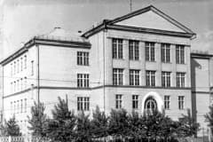 Нижний Тагил. Школа №49 открыта 1 сентября 1957 г. Типовой проект был разработан двумя московскими архитекторами Чалдымовым и Степановым в 1952 году.
