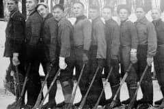 Н-Тагил. Хоккейная команда "Динамо". Восьмой слева В.М. Катаев. Конец 1930-х годов.