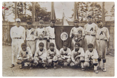 Витя Старухин, второй справа, в составе школьной бейсбольной команды, Дважды признан лучшим игроком японской бейсбольной лиги в 1939 и 1940 годах, Вошёл в символическую сборную 1940 года.