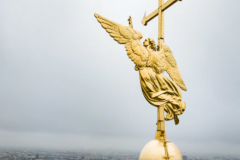 Символ Петербурга – удивительный флюгер, который вращается вокруг стержня в самой фигуре. Высота Ангела – 3,2 метра, а размах его крыльев – почти 4 м. Медный лист, золочение