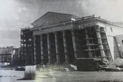 Нижний Тагил. Дворец культуры «Уралвагонзавода» Возведение здания началось летом 1952 году и продолжалось шесть лет. Открытие дворца культуры состоялось 5 ноября 1958 году.
