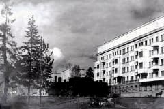 Нижний Тагил. Вагонка. Ул. Орджоникидзе и Патона, дом №23. 1939 год. Паровоз возле седьмой каменной больницы.