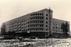 Нижний Тагил. Больница УВЗ. Построена в 1930-е годы. Автор проекта не установлен. Для ее возведения было отпущено капиталовложений в размере 5.000.000 рублей.