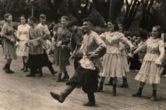 Нижний Тагил. Выступление танцевального коллектива в парке им. Бондина. 1952 год.