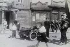 Поселок Висим, 1 мая 1947 года. С аккордеоном Юра Петров. Архив Михаил Петров.