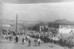В поселке Висим первомайская демонстрация 1947 года.  Архив Михаил Петров. Снимал Кунгуров --председатель райисполкома.