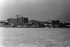 Нижний Тагил. 1960 год.  Строительство 2-й городской больницы и дома Пархоменко № 1.  Дом построен в 1960 году, больница в 1962 году.