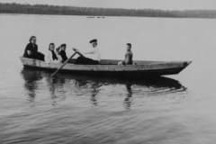 Тагильский пруд. Нас с мамой катает на лодке двоюродный брат. Съемка 22 августа 1954 года. Фото архив Сергей Охрименко.