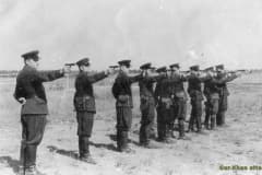 Офицерский состав 2-й УТБр на стрельбах из личного оружия. Нижний Тагил, вторая половина 1940-х гг.