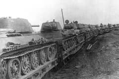 Отправка эшелона с готовой продукцией – танками Т-34 – на фронт с Уральского танкового завода №183 в Нижнем Тагиле. 1942 год.