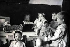 Прием детей в детском саду №51 г. Нижнего Тагила. 1943-1944 гг. Архив ГАСО.