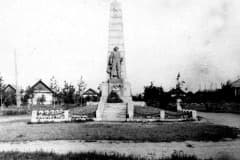 Нижний Тагил, Памятник Героям Гражданской войны, Площадь Борцов Революции, Фото 1965 год. Первый военный памятник павшим в городе.