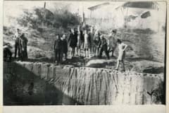 Учащиеся школы №21 за сбором металлолома на сливе плотины  1966 г. Автор фото Кожевников А.Ф.