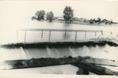 Спуск воды на плотине. Фото из альбома по истории Выйской плотины. 1964 г. Автор фото Кожевников А.Ф.