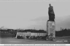 Нижний Тагил, Улица Выйская, 9 мая 1971 год, Открыт памятник работникам ВМЗ погибшим в Великую Отечественную войну.