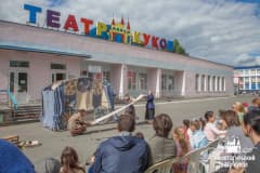 Ulichnyj-spektakl-Tagilskogo-teatra-kukol-k-Dnju-molodezhi-2016-god.-kopija